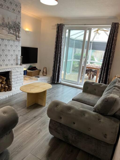 Treetops - Sleeps 8 Entire House Private Parking Close To Town Centre And Stadium Уигън Екстериор снимка