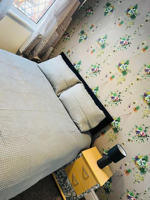 Treetops - Sleeps 8 Entire House Private Parking Close To Town Centre And Stadium Уигън Екстериор снимка